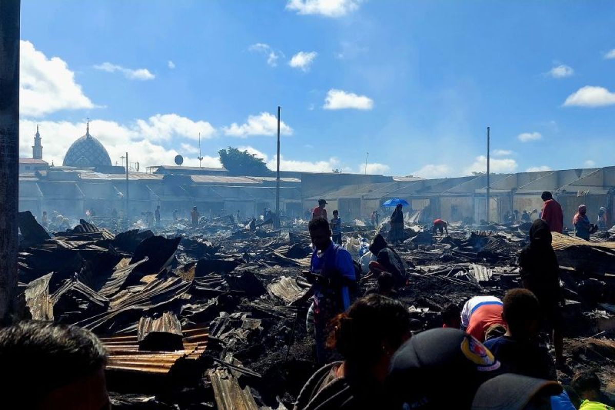 Bernhard Rondonuwu Tinjau Lokasi Kebakaran Pasar Remu Sorong Antara