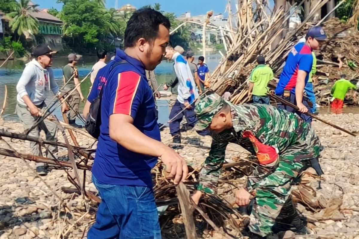 Kodim OKU bersihkan sampah di Sungai Ogan cegah banjir