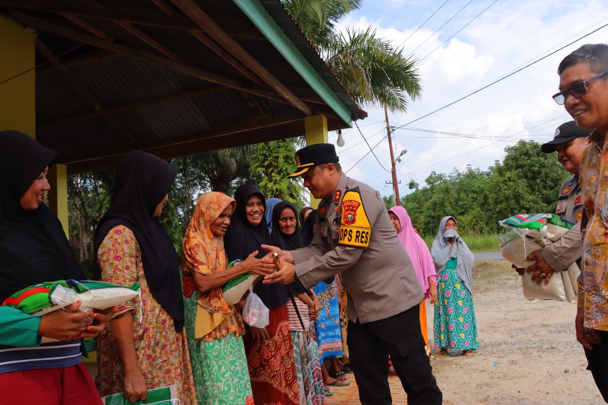 Kapolres Rohil bagikan sembako sembari sampaikan pesan pilkada damai