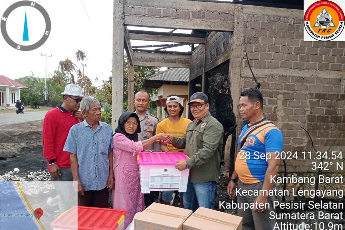 Kalaksa BPBD Yuskarli serahkan bantuan bagi korban kebakaran di Pasir Putih