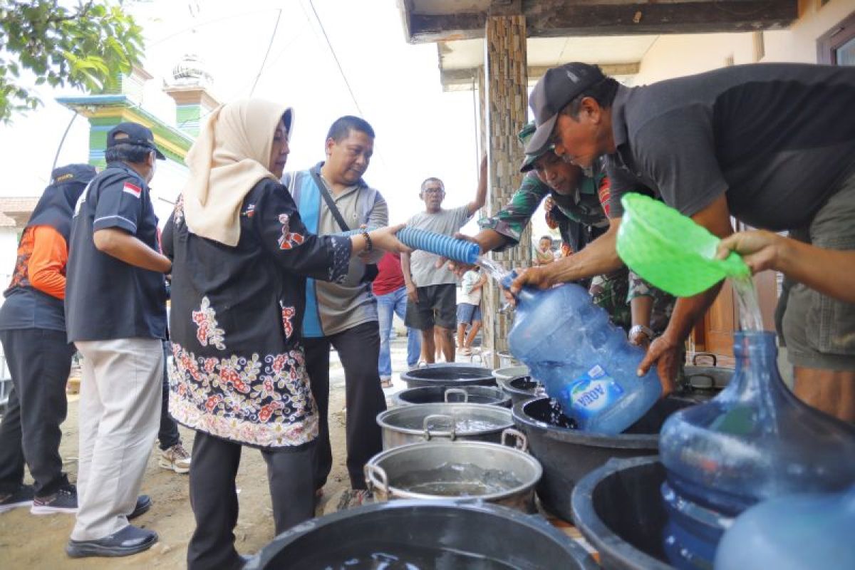 Ratusan tangki air didistribusikan ke desa terdampak kekeringan Trenggalek