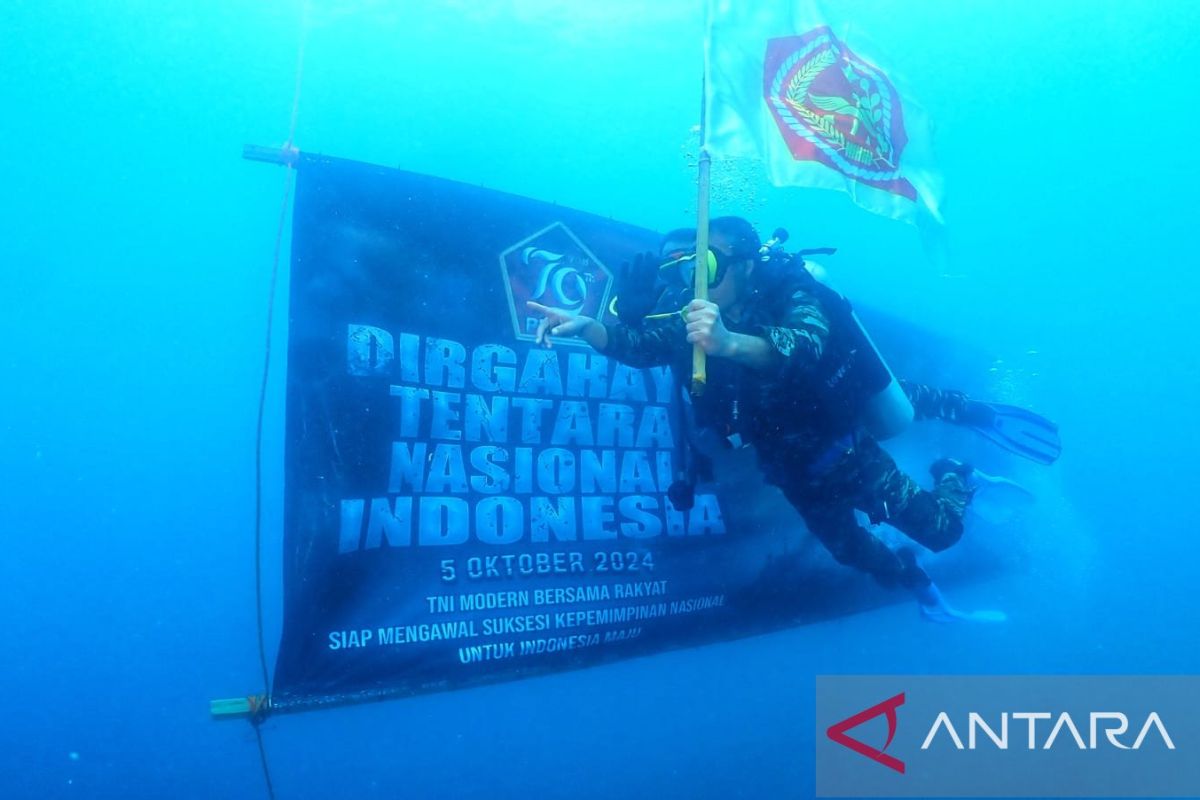 Peringati HUT, TNI kibarkan bendera Tri Matra di bawah laut