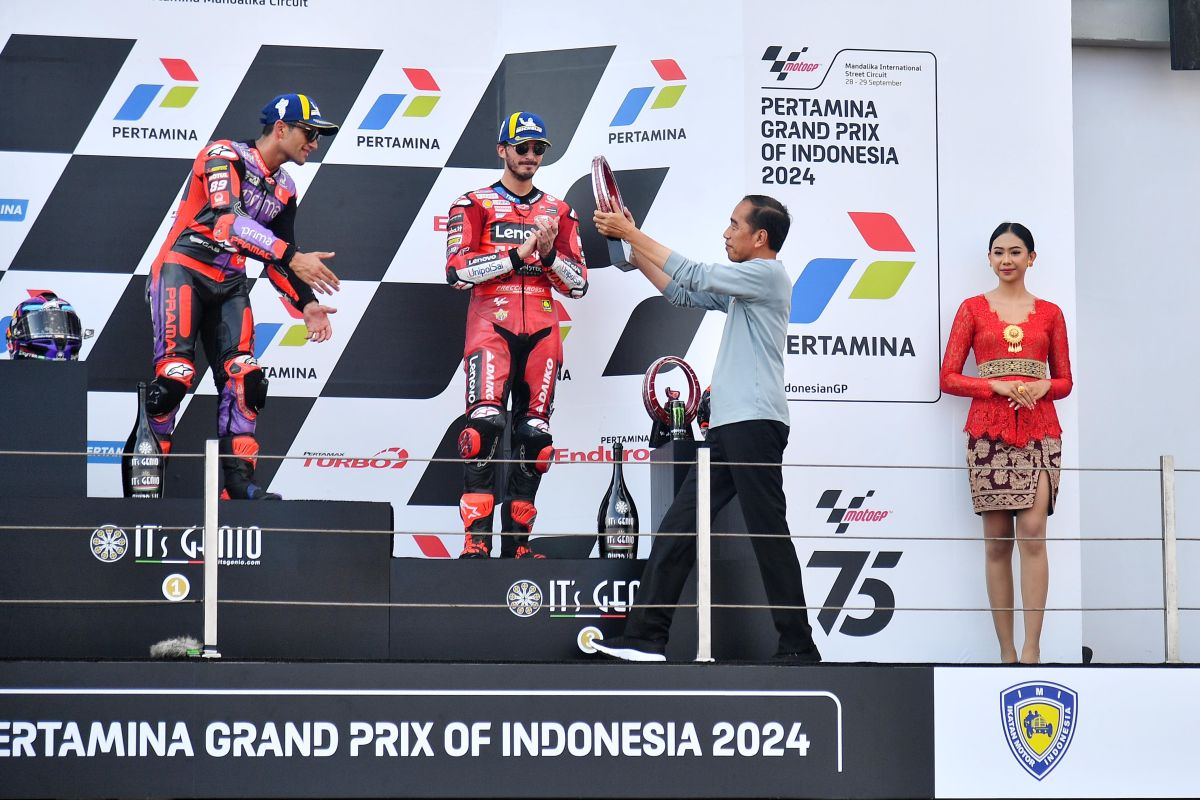 President Joko Widodo and Erick Thohir presented the 2024 Pertamina GP championship trophy