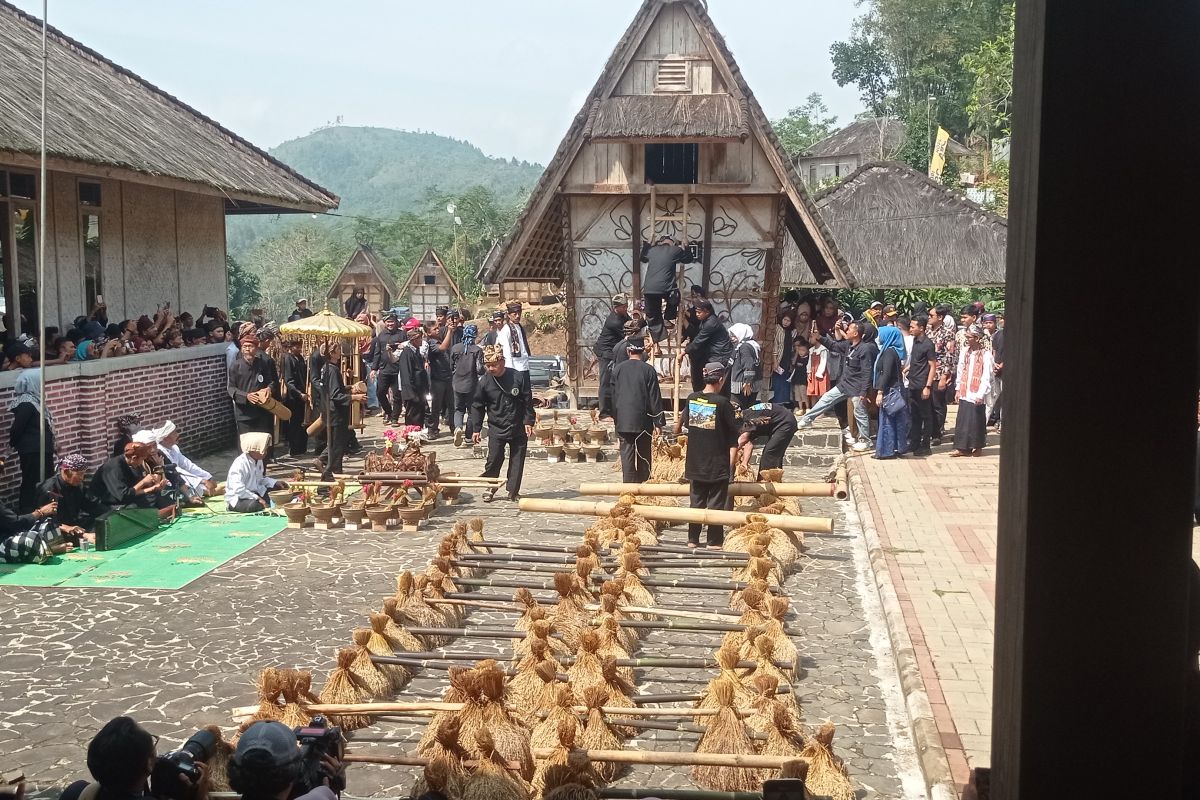 Pemprov Banten bantu pompa air untuk pertanian Kasepuhan Cisungsang