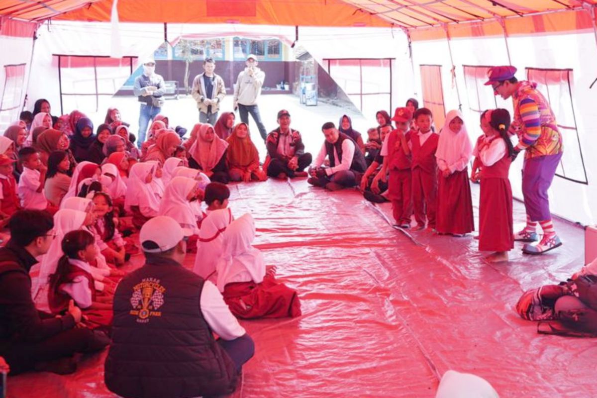 Korpri datangkan seniman badut hibur anak-anak korban gempa di Garut