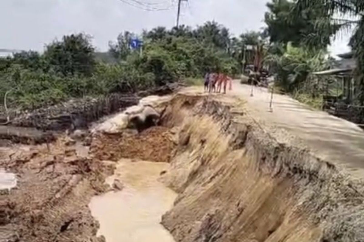 Jalan lintas Rengat-Tembilahan Riau putus akibat longsor