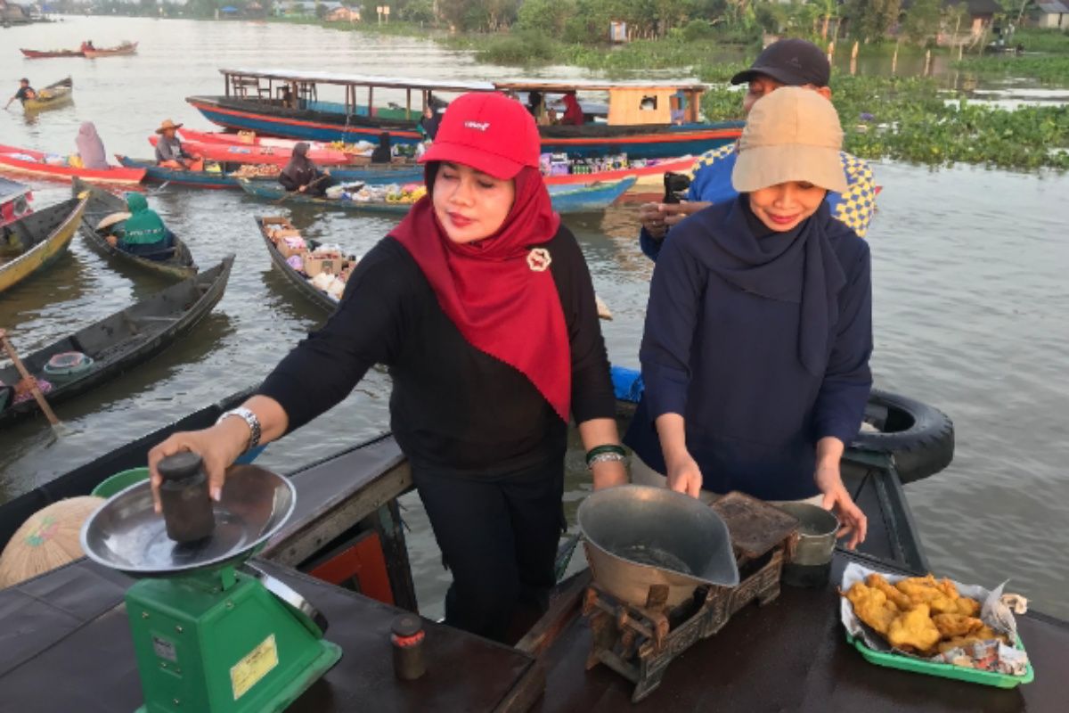 DKUMPP Banjar ukur ulang tera timbangan pedagang di Pasar Terapung