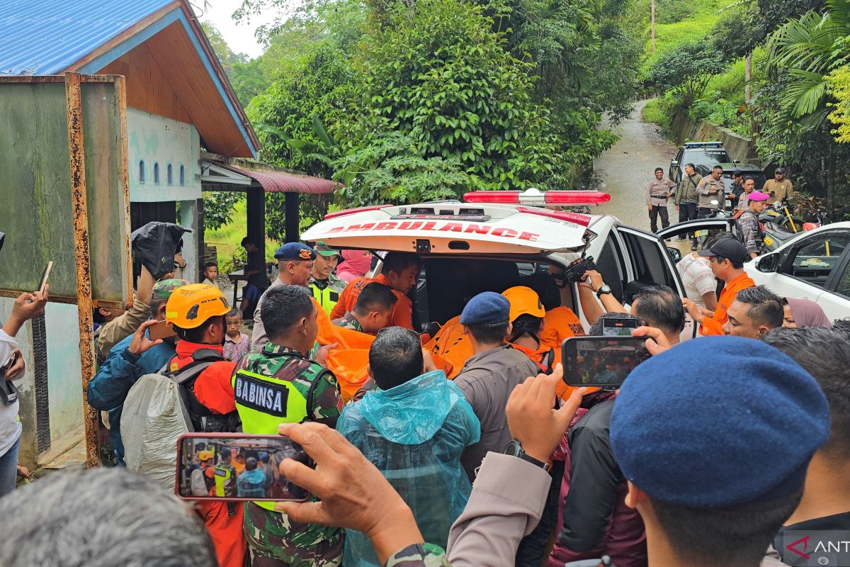 Seluruh korban longsor di Solok berhasil dievakuasi dan 12 selamat