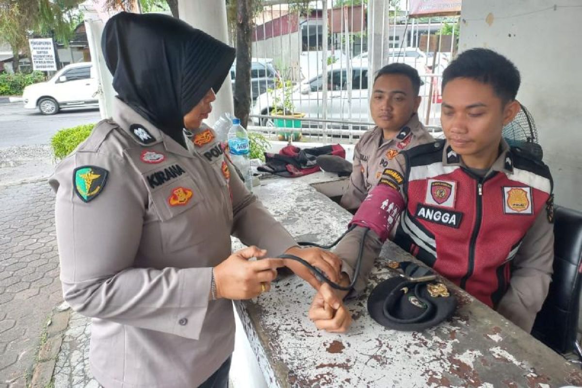 Biddokkes Polda Sumut periksa kesehatan personel jaga di Kantor KPU