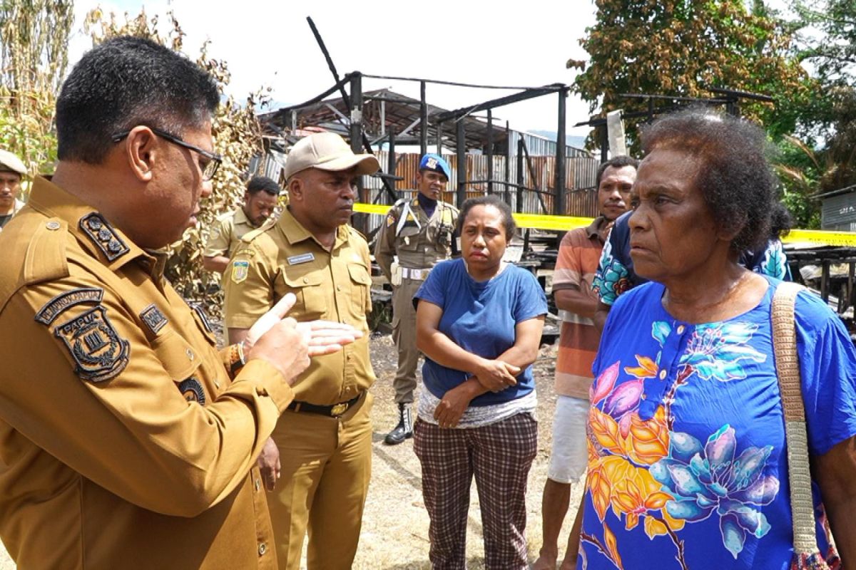 Pemkot Jayapura bantu bahan pokok korban kebakaran di Kampung Yoka