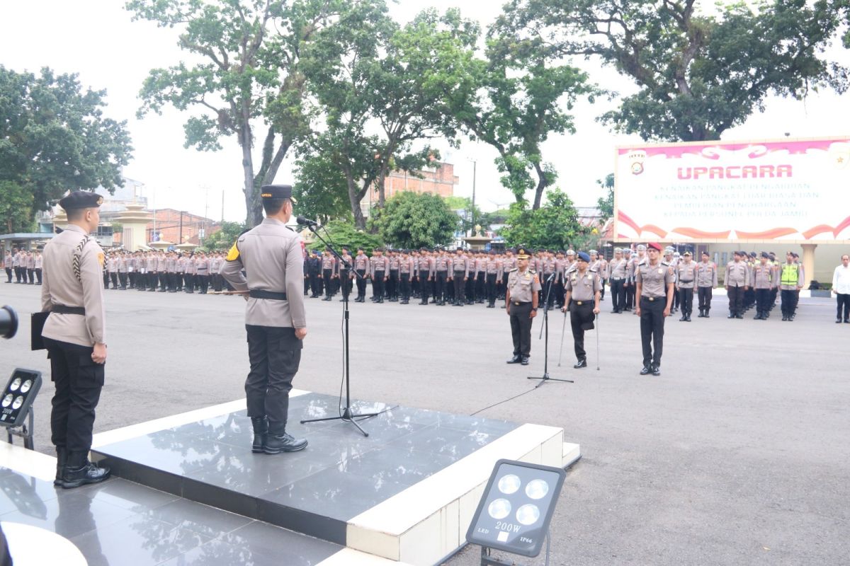 Kapolda Jambi serahkan pin emas Kapolri kepada seorang personel