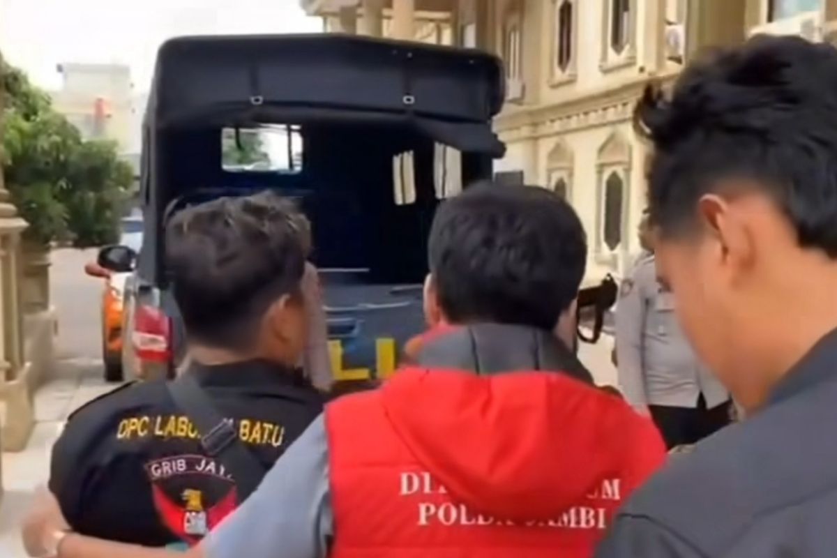 Polda Jambi tangkap seorang DPO Polres Labuhan Batu di Bandara Sultan Thaha