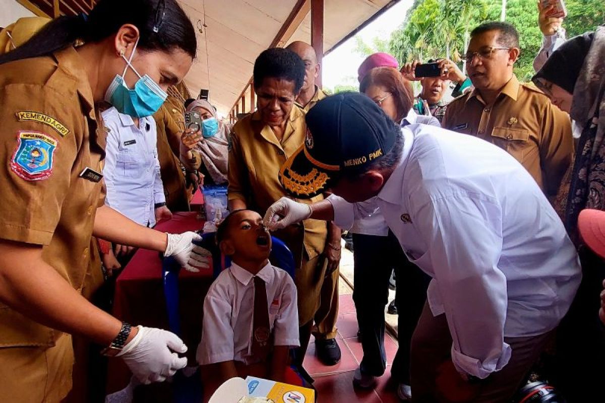 Minister joins polio vaccination in Southwest Papua's Sorong City