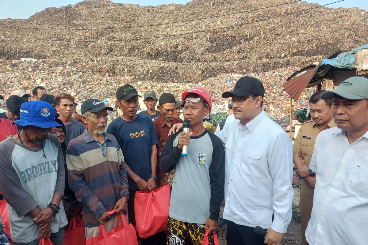 Minister hands out assistance to scavengers at Bekasi's waste site