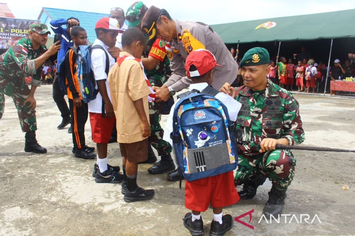 Satgas Koops Habema serahkan bantuan untuk pelajar Nduga saat patroli