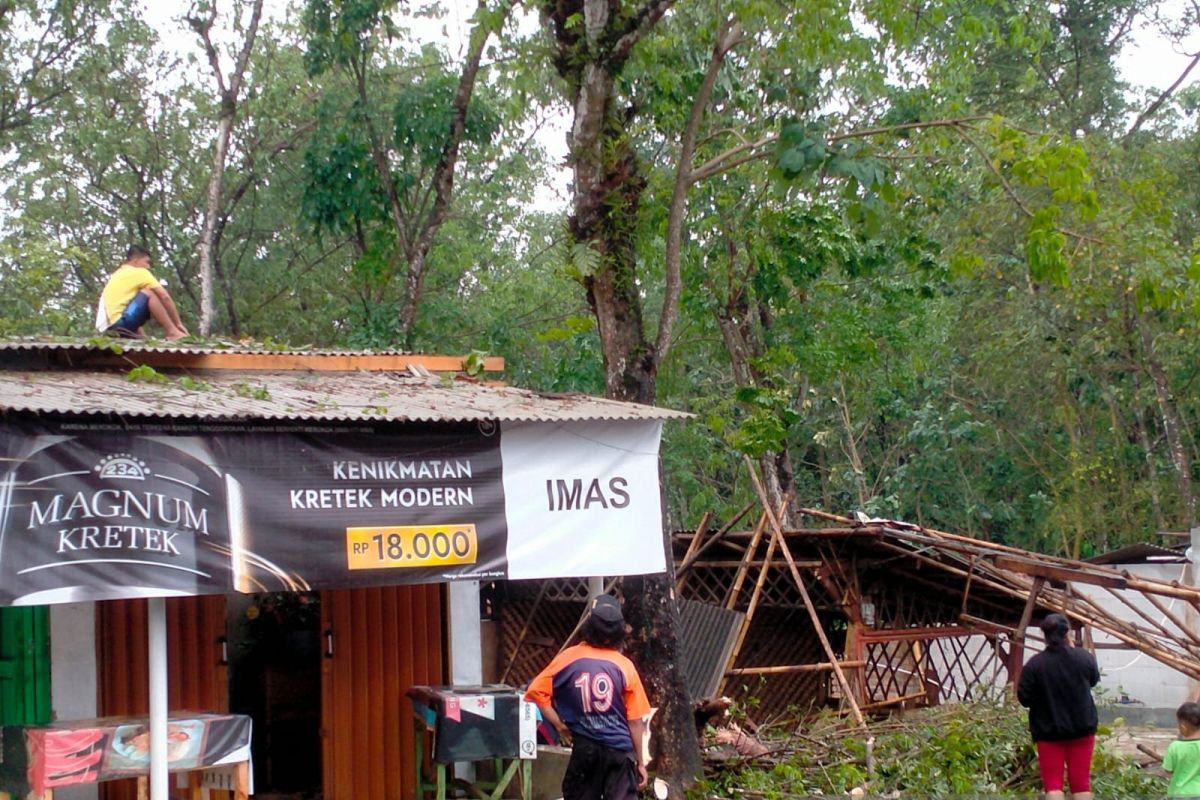 58 rumah rusak dilanda puting beliung di Warungkiara Sukabumi