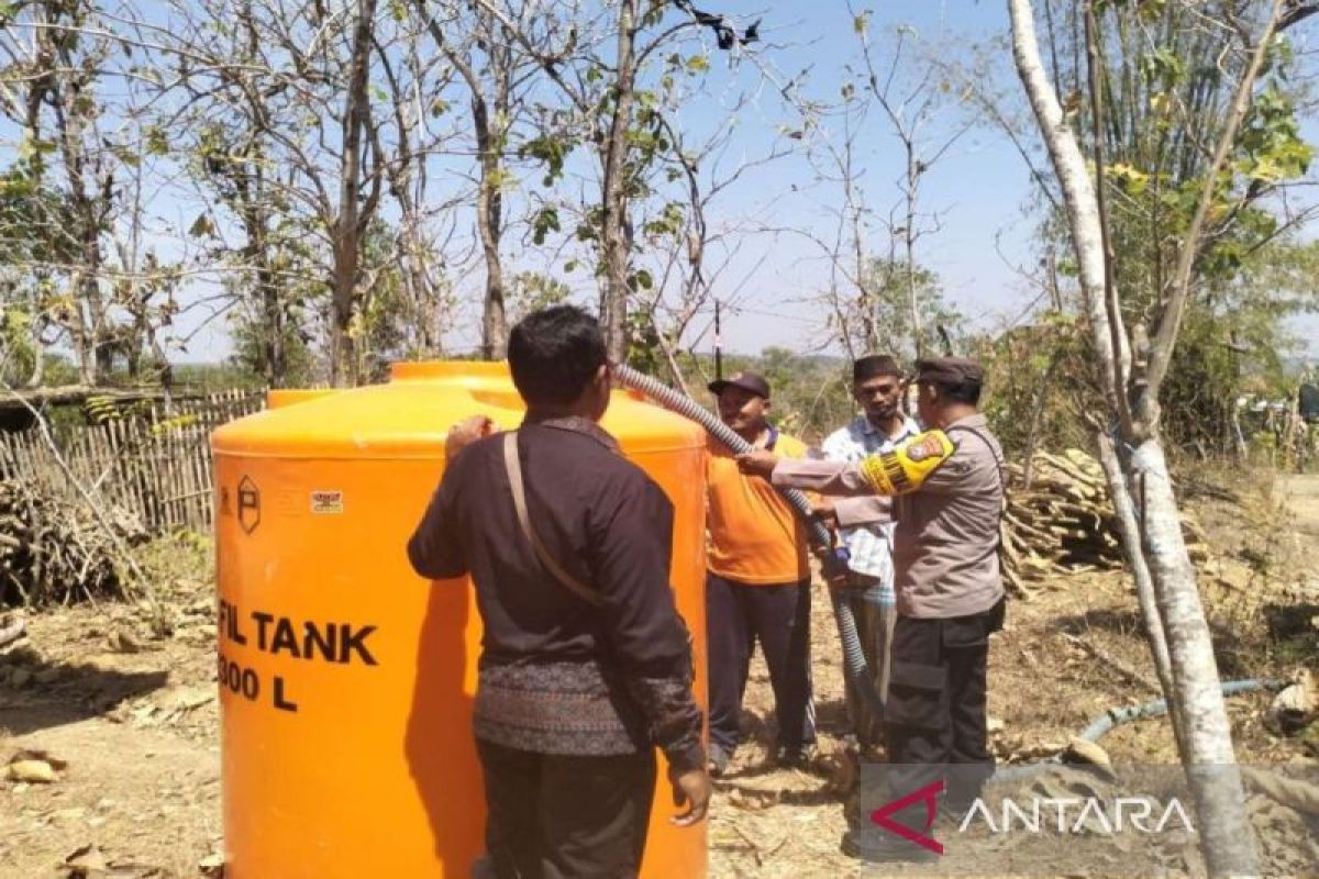 Pemkab bersama Polres Pamekasan bekerja sama distribusikan bantuan air bersih