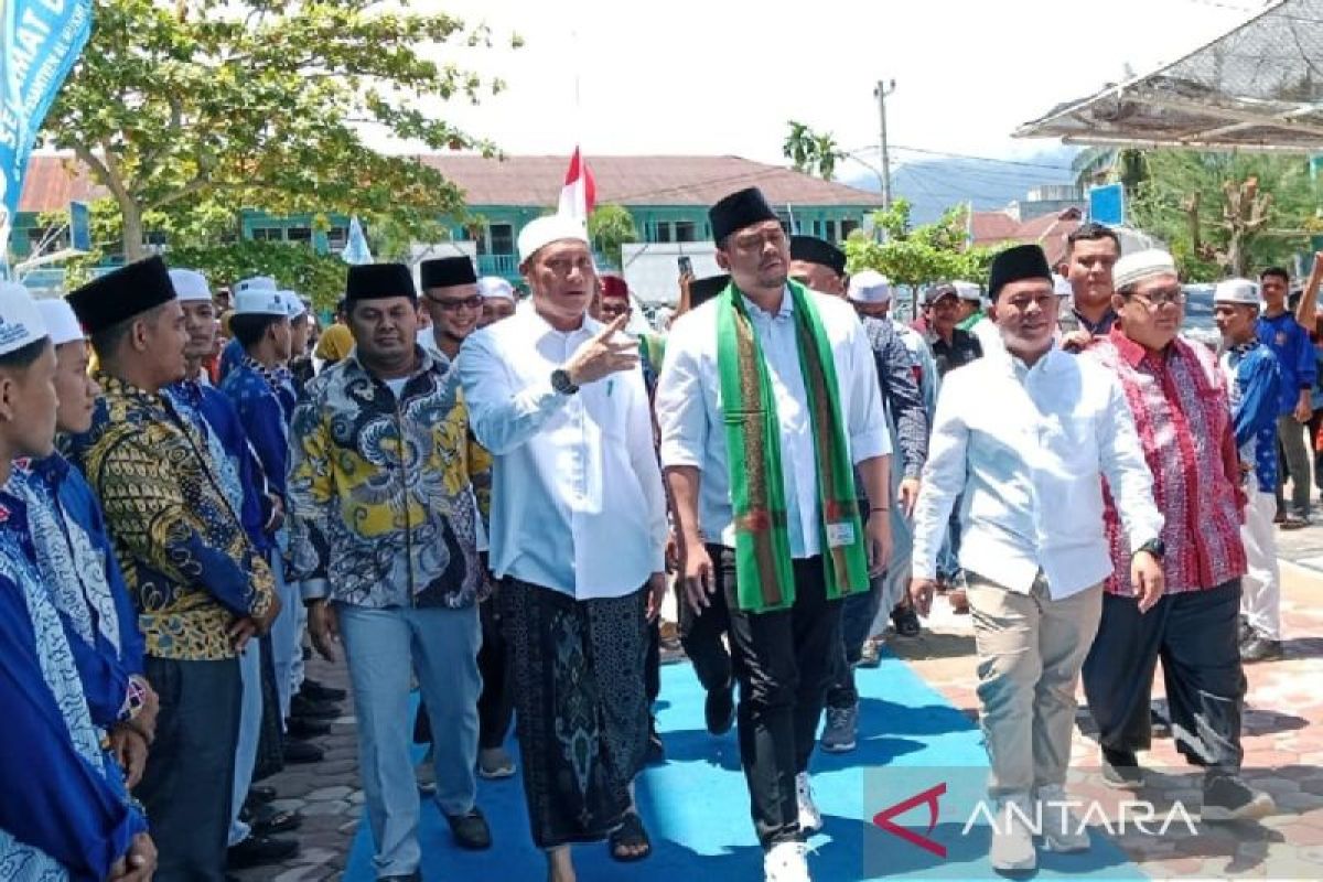 Hadir di Ponpes AL - Mukhlishin, Bobby Nasution disambut cabup dan cawabup Palas PMA - AFN