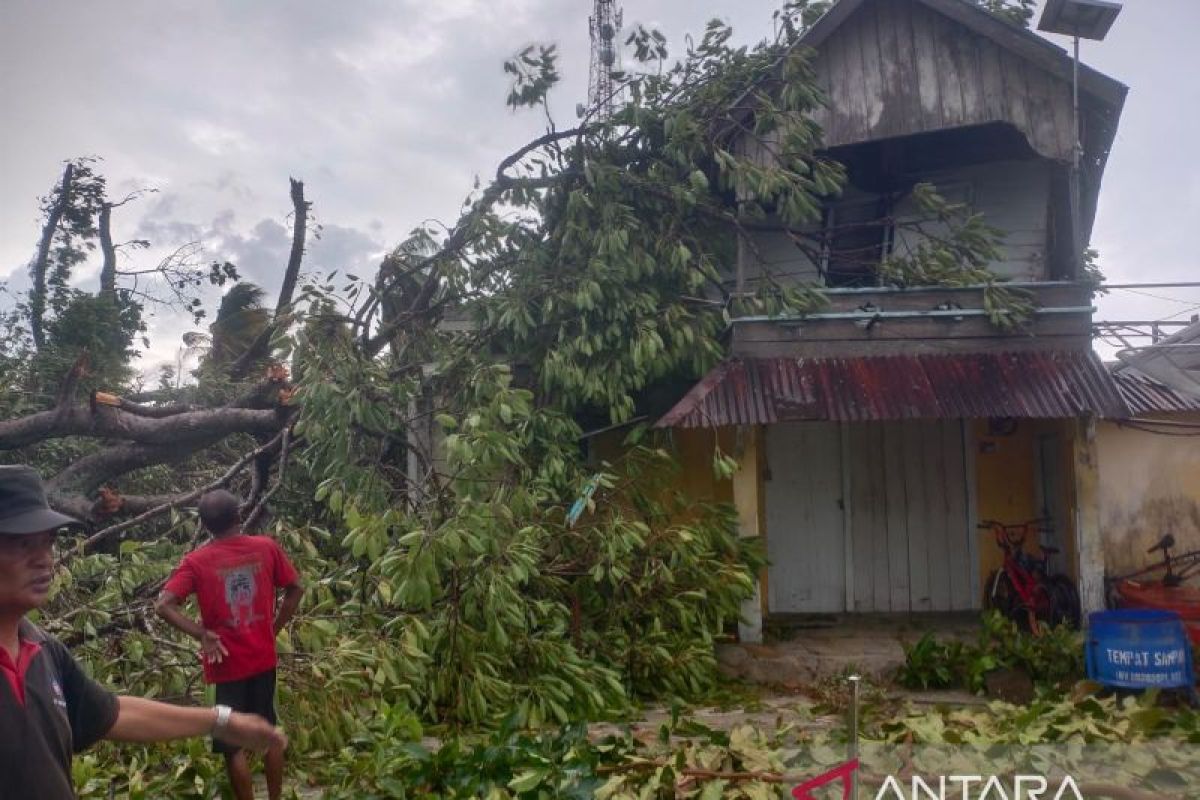 Puting beliung rusak puluhan rumah warga Pulau Gresik Belitung