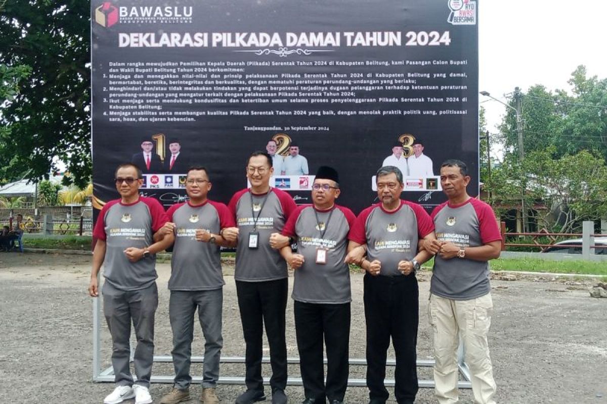 Tiga paslon Pilkada Belitung 2024 berfoto saling rangkul