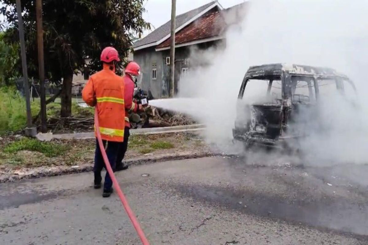 Mobil mengangkut BBM hangus terbakar di Lampung Selatan