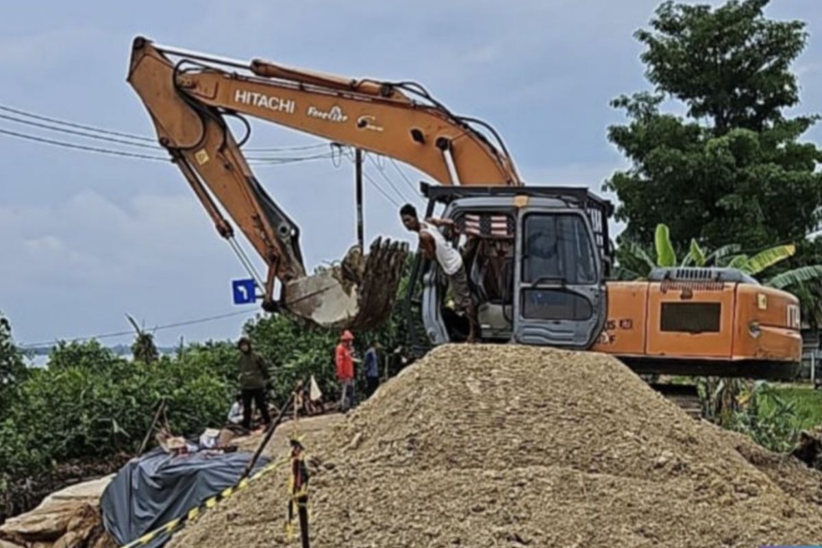 Alat berat diturunkan atasi jalan longsor di Inhil