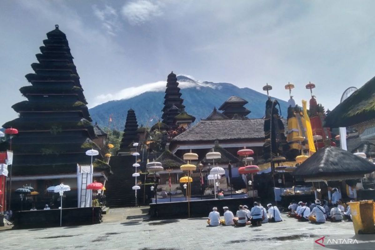 Pendakian Gunung Agung Bali ditutup sementara karena upacara agama