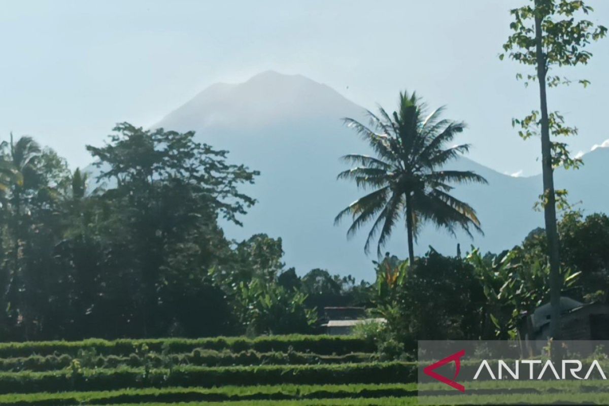 Semeru membagi jalur kehidupan bagi peradaban manusia