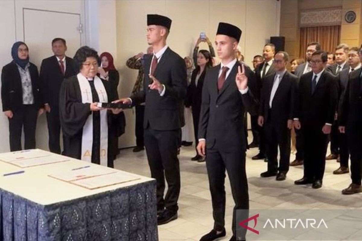 Mees Hilgers dan  ElianoReijnders telah resmi adi Warga Negara Indonesia