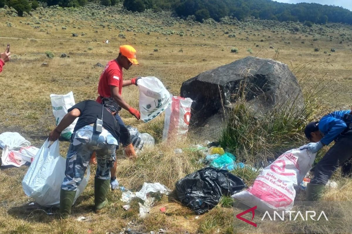 TNGGP bersama relawan turunkan 1 ton sampah dari puncak gunung