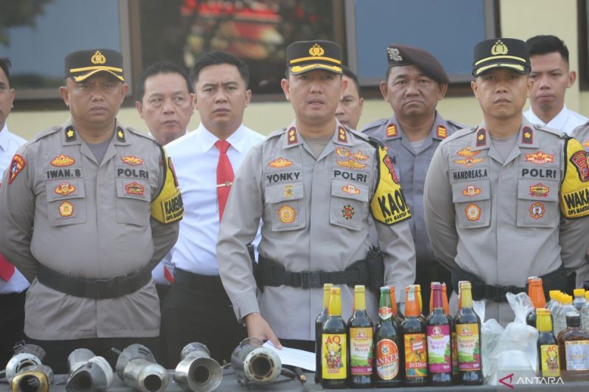 Polres Cianjur amankan 1.000 knalpot bising dan 642 botol miras hasil operasi rutin