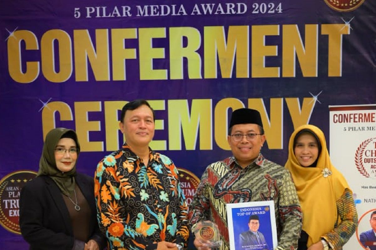 Akademisi Banten terima penghargaan Indonesia Platinum Education Excellent