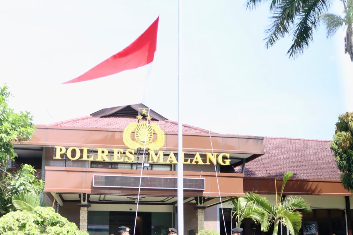 Peringati Tragedi Kanjuruhan, Polres Malang kibarkan bendera setengah tiang