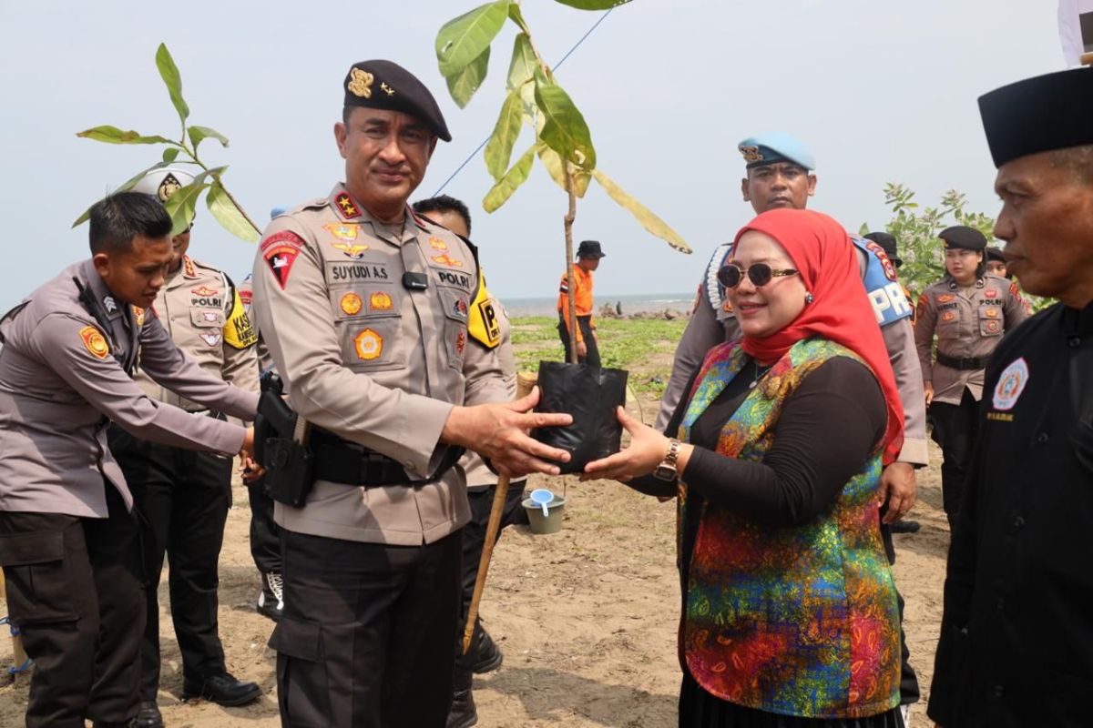 Kapolda Banten tanam seribu pohon di Pantai Batu Saung Serang