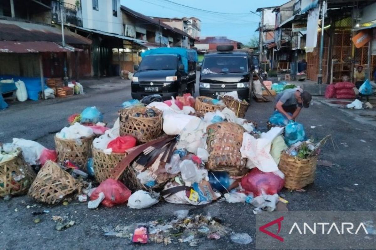 Truk pengangkut sampah berhenti beroperasi, sampah di Abdya menumpuk