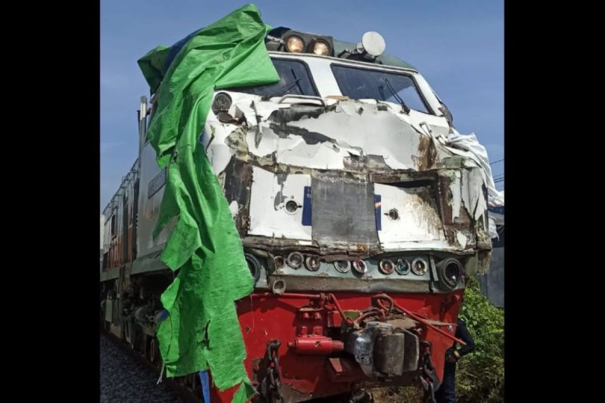 Perjalanan KA Pandalungan ke Jember terganggu akibat tertabrak truk