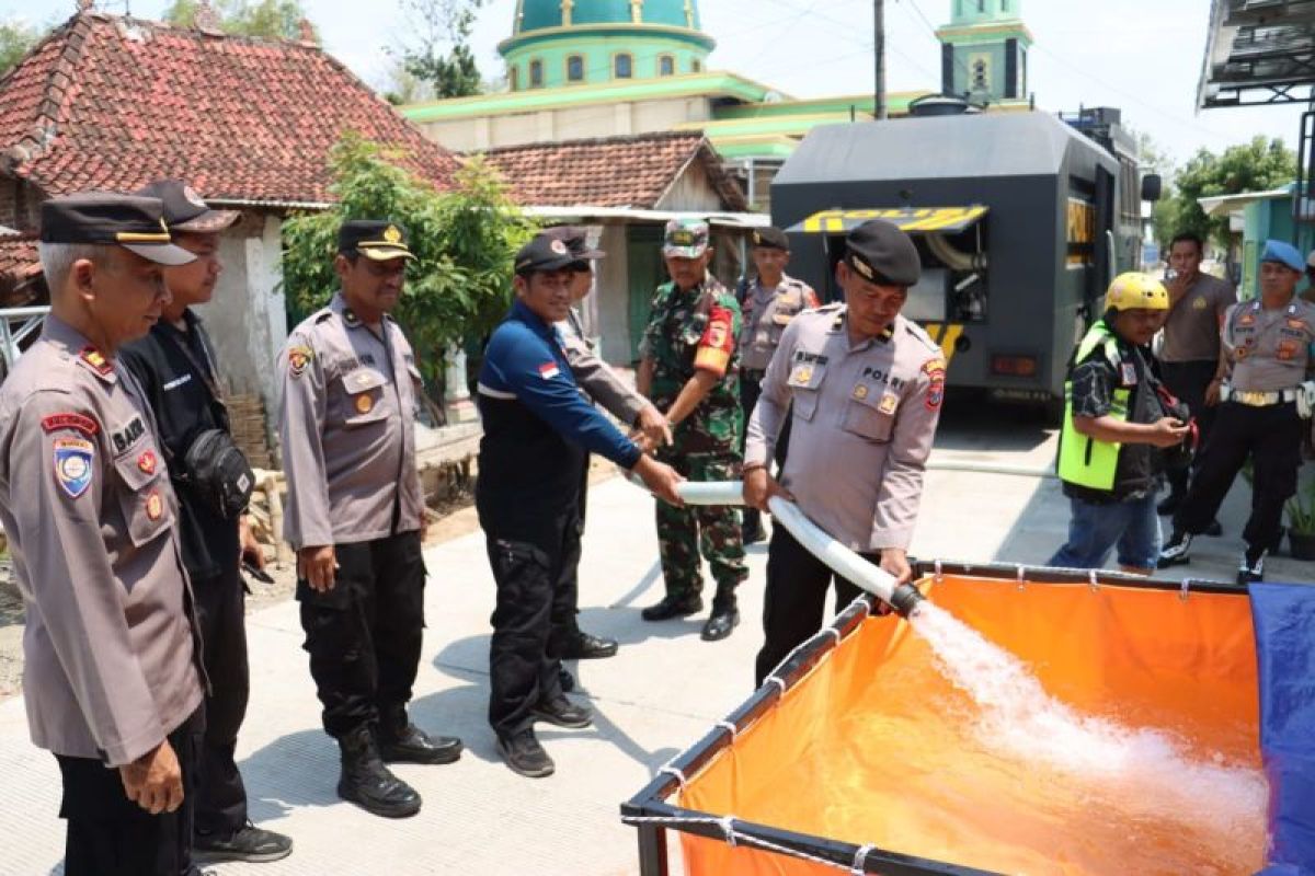 Polisi Mojokerto salurkan air bersih ke lokasi kekeringan