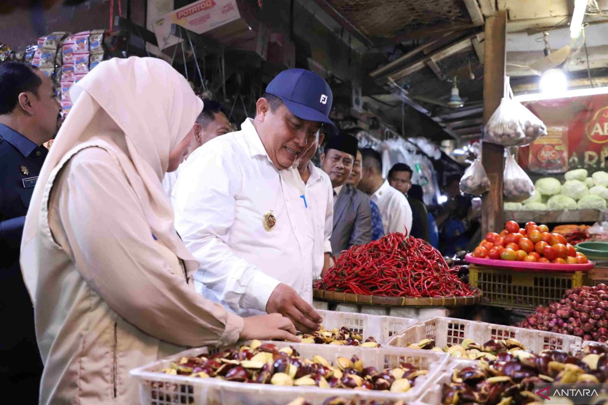 Pemkab Bekasi tinjau pasar tradisional cek harga bahan pokok jelang akhir tahun