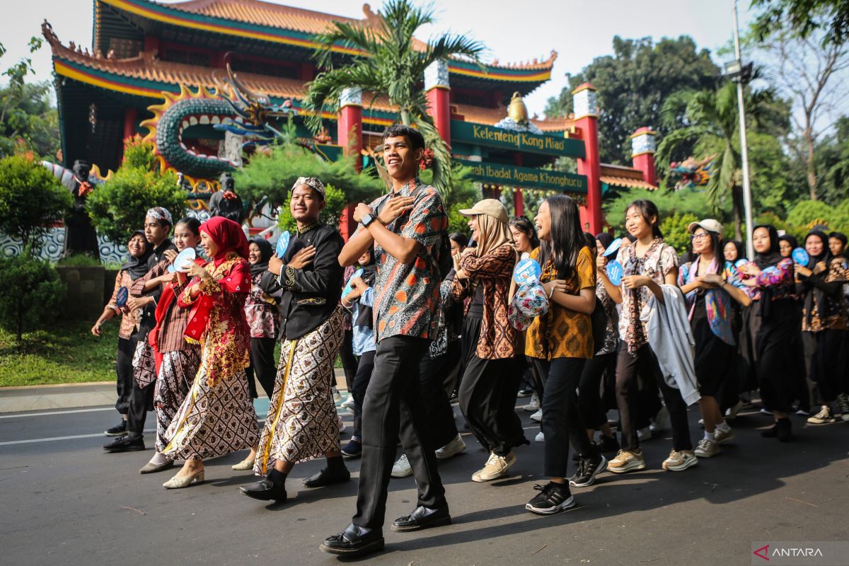 Tips memilih warna batik ala Yoland Handoko