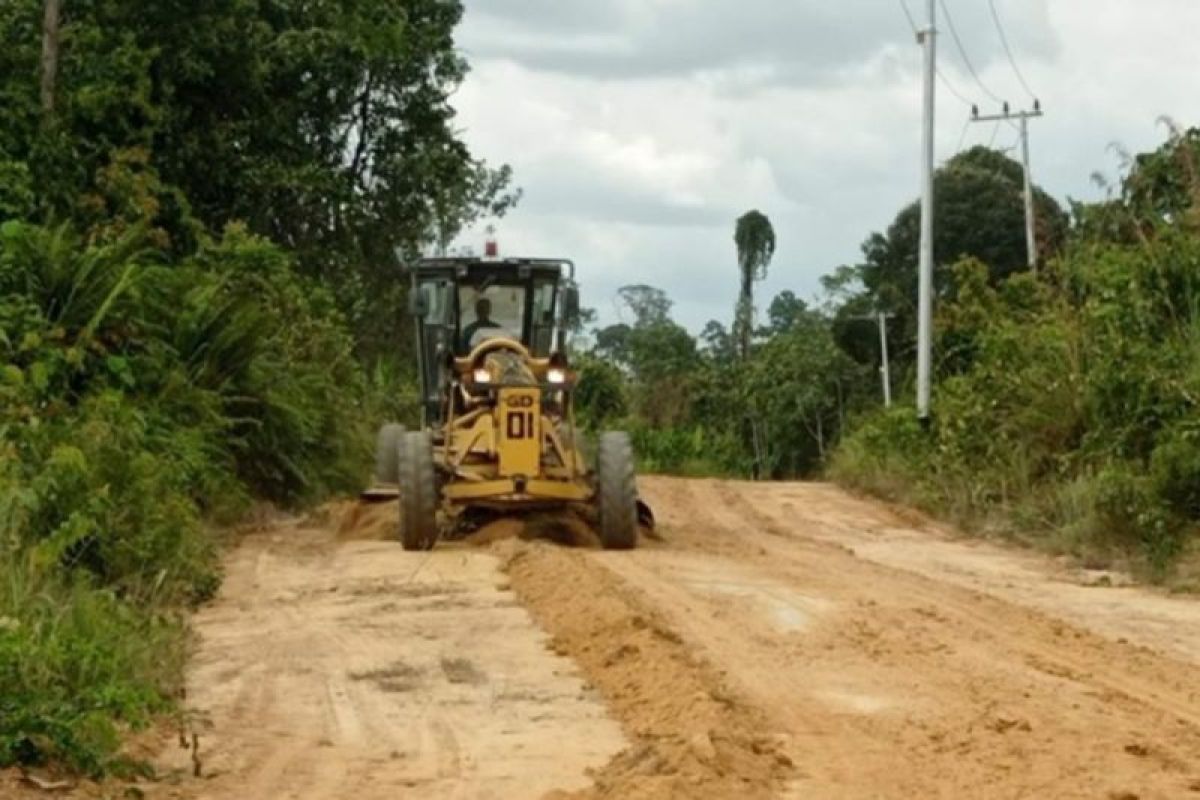 Dukung perekonomian warga, TCM bangunkan jalan 11 km