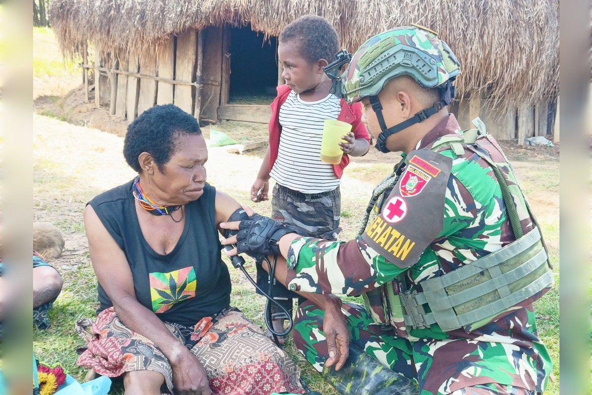 Prajurit Satgas Yonif 614/Rjp periksa kesehatan warga Bakon