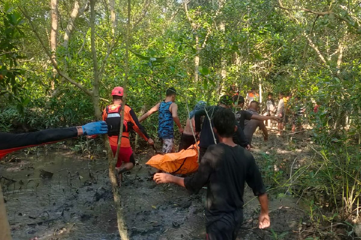 Tim SAR evakuasi korban  hilang di Muara Sungai Seruwai Kota Medan