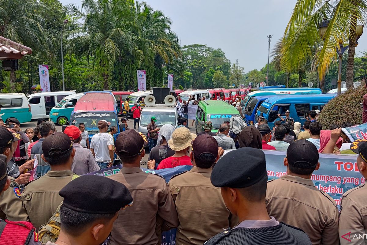 Pengemudi angkot di Tangerang tuntut pembatasan transportasi tak berizin