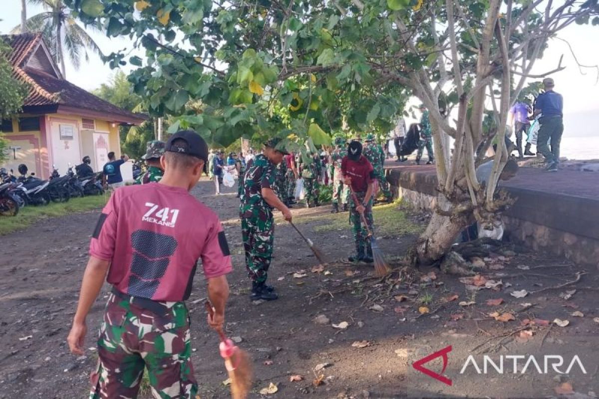 Kodim Jembrana bersihkan sampah di Pantai Baluk Rening rayakan HUT TNI