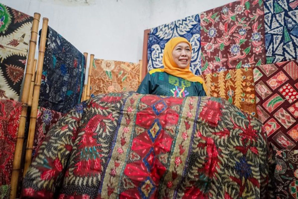 Khofifah ajak masyarakat bangga berbatik