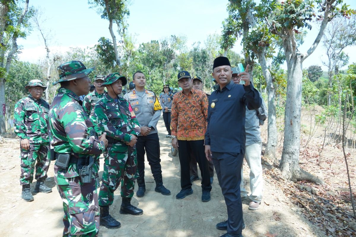 Pemkab Kediri sinergi dengan TNI perbaikan jalan di TMMD