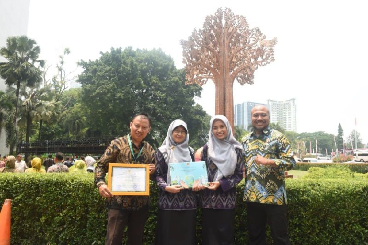 Tiga sekolah di Kediri raih penghargaan Adiwiyata