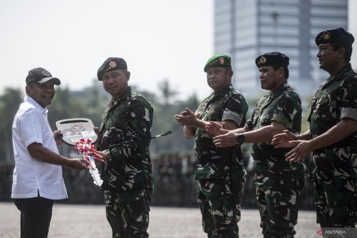 Kemenhan serahkan 769 alpahankam buatan dalam negeri untuk TNI