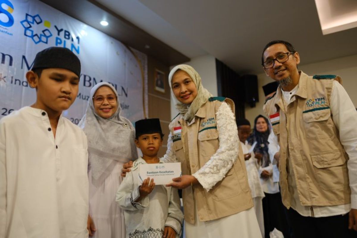 YBM PLN Babel salurkan 100 paket bantuan anak disabilitas dan stunting peringati Milad ke-18