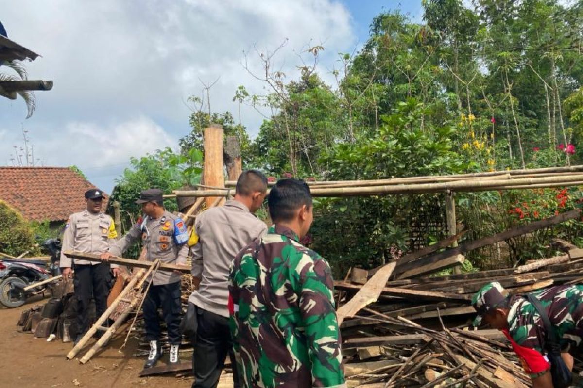 Bagian belakang rumah warga di Trenggalek ambruk akibat hujan deras